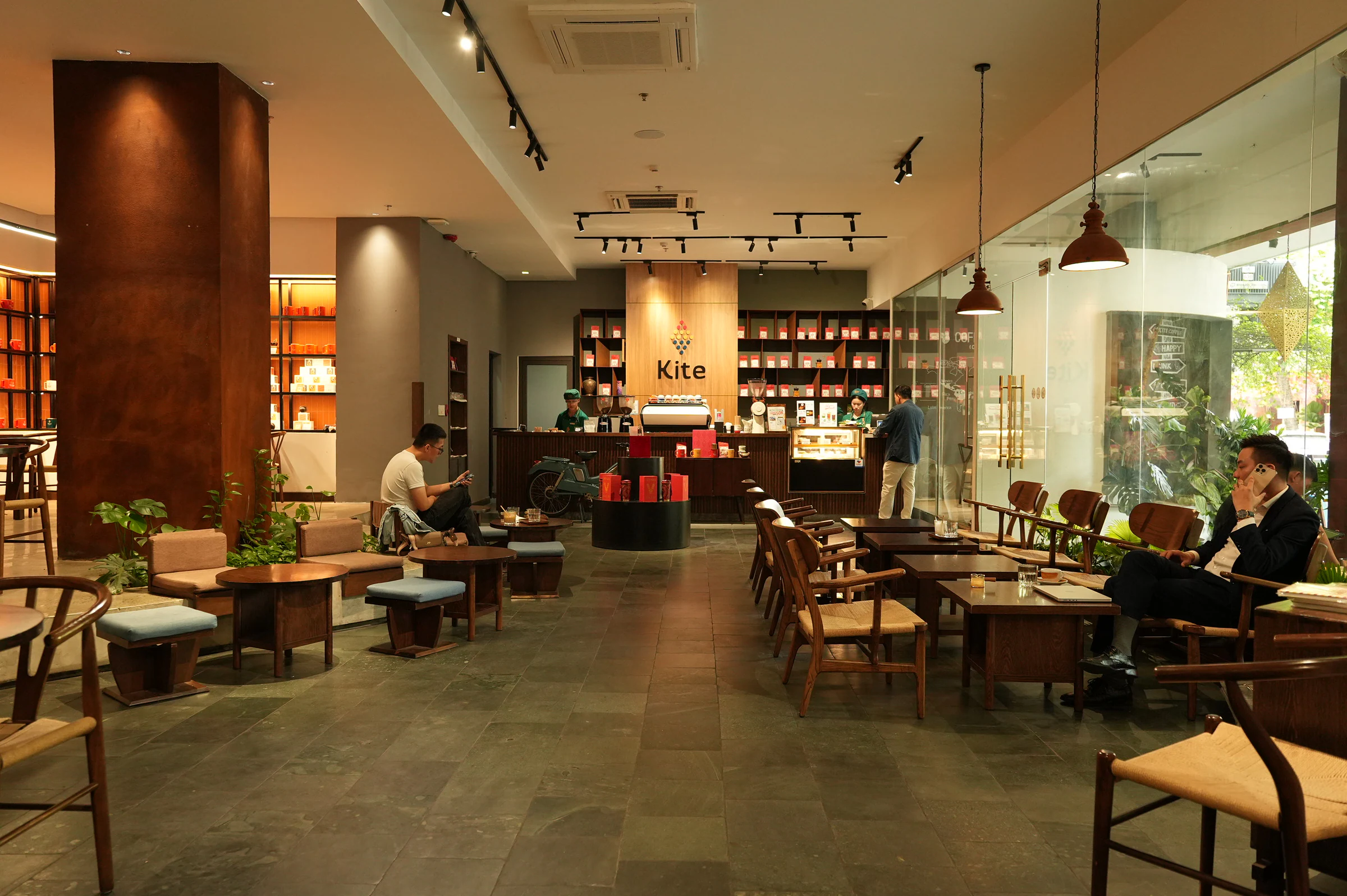 Không gian và khách tại Kite Coffee