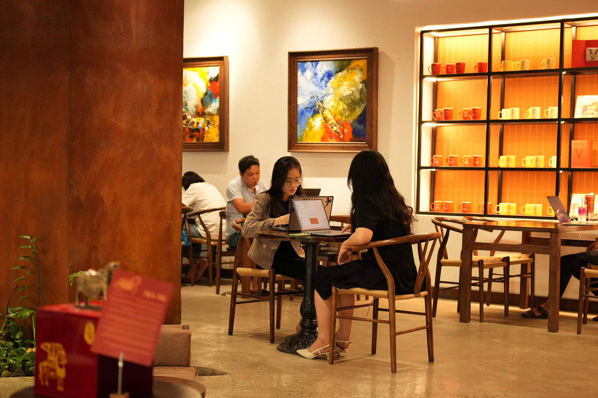 Khách gặp gỡ và làm việc tại Kite Coffee
